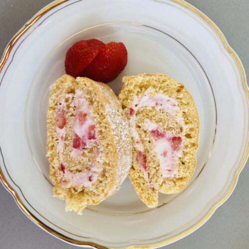 Biskuitroulade mit Erdbeercreme