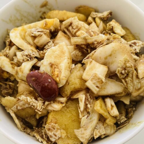 Chinakohl-Salat mit warmen Kartoffeln, Ei und Käferbohnen