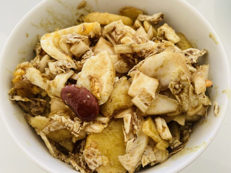 Chinakohl-Salat mit warmen Kartoffeln, Ei und Käferbohnen