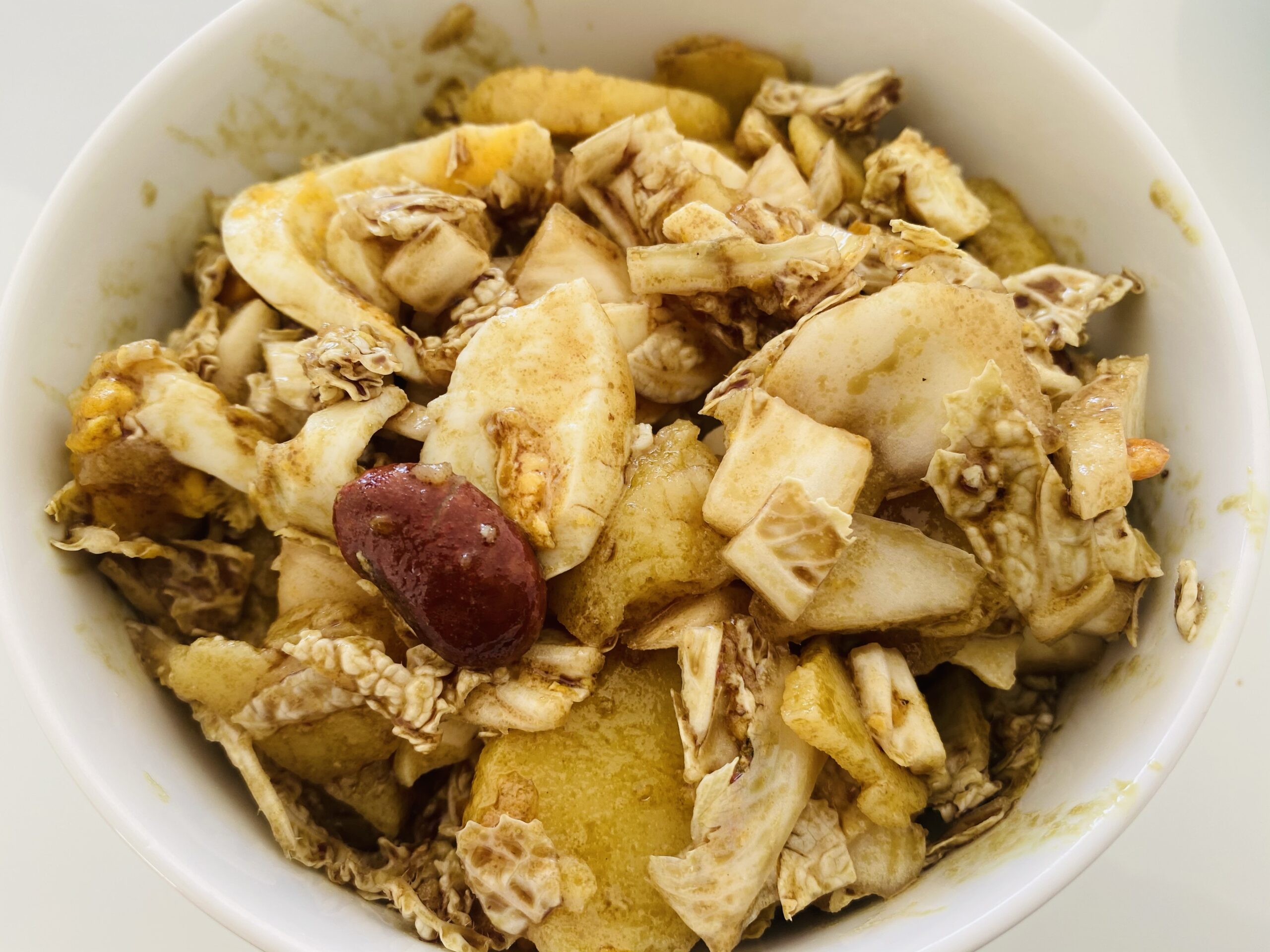 Chinakohl-Salat mit warmen Kartoffeln, Ei und Käferbohnen