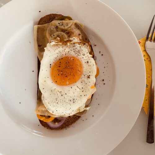 Holzhackerbrot, überbackenes Brot mit Spiegelei
