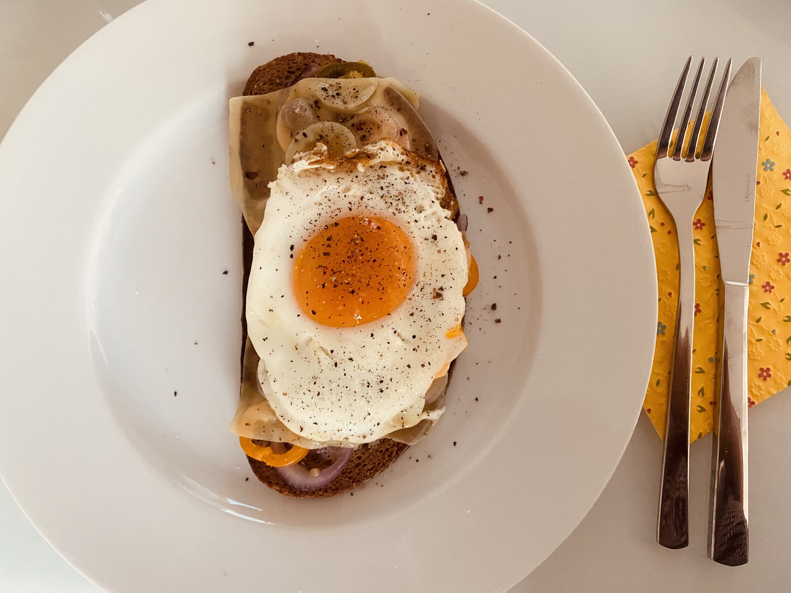 Holzhackerbrot, überbackenes Brot mit Spiegelei