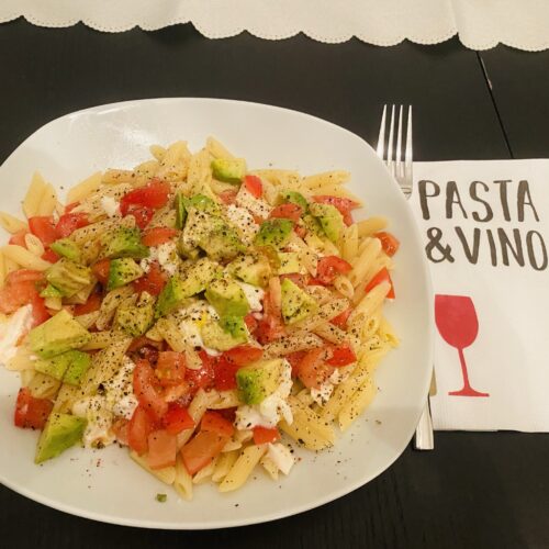 Pasta avocado é mozzarella