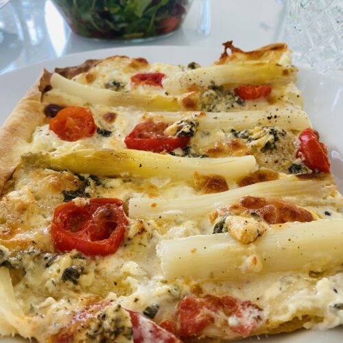 Flammkuchen mit Spargel und Gorgonzola